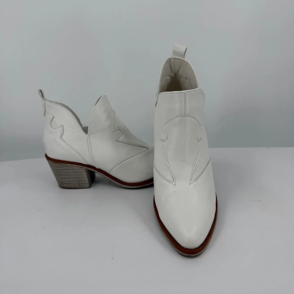 Pierre Dumas Womens White Western V-Cut Pointed Toe Ankle Booties Size 9